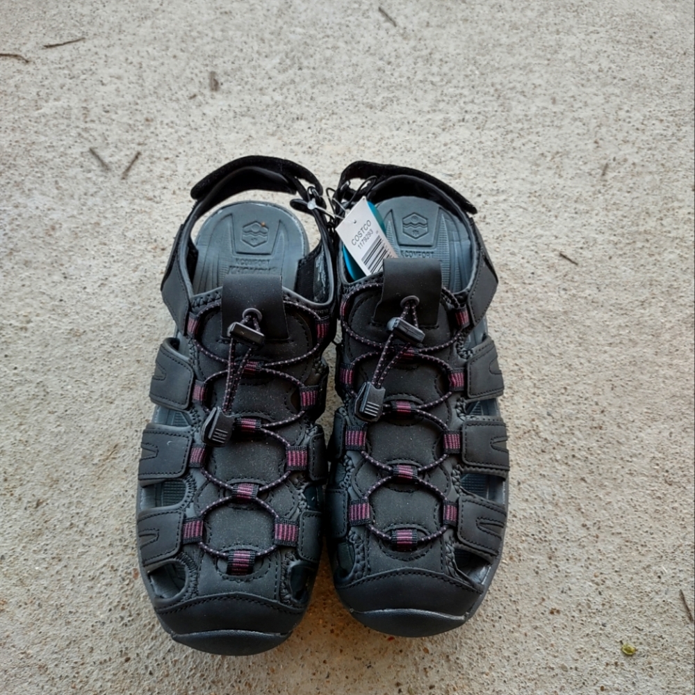 Khombu athletic shoe